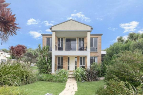 4 BR house near beach sleeps 9
